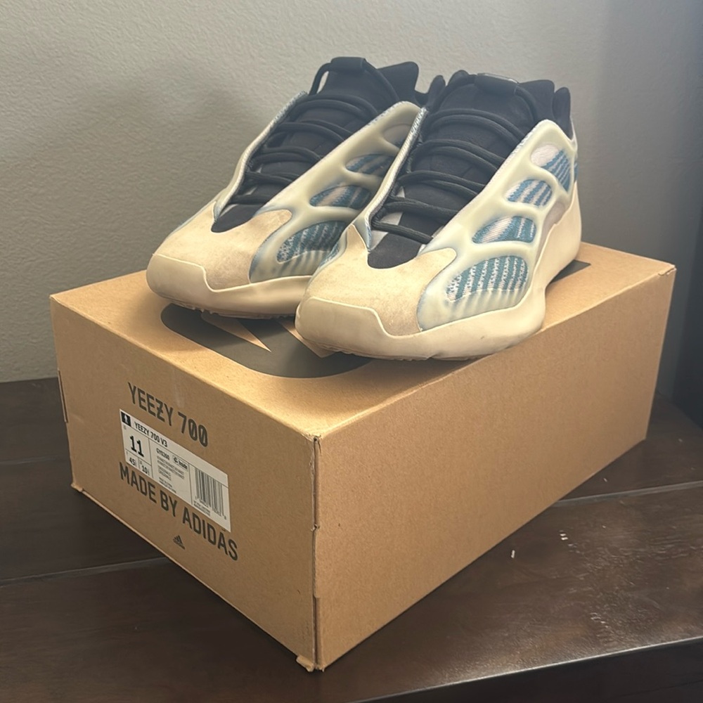 Adidas 700 v3 Kyanite sz 11